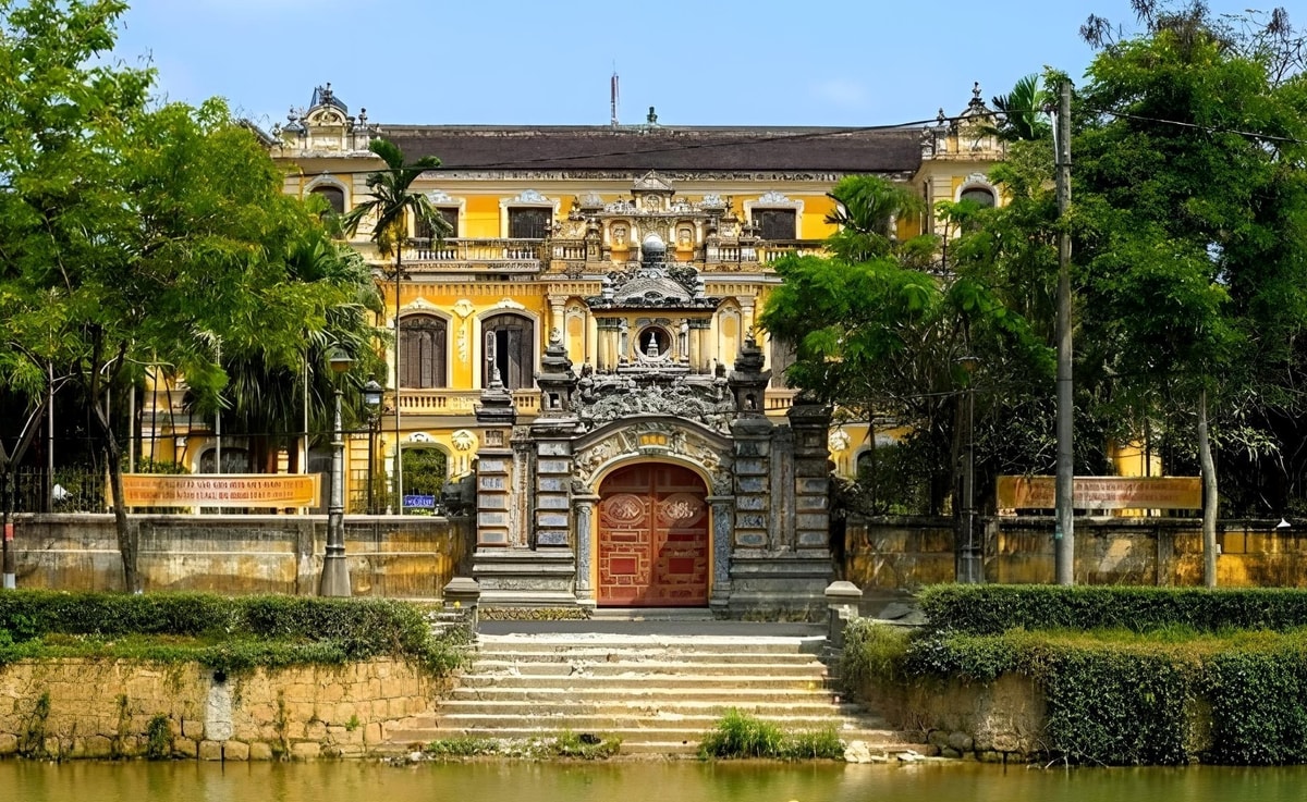 An Dinh Palace, situated about 9 kilometers from the Imperial Citadel, is a historic royal residence noted for its harmonious mix of Eastern and Western design